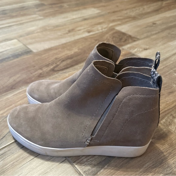 Dolce Vita Walker Platform Ankle Booties - Picture 5 of 8